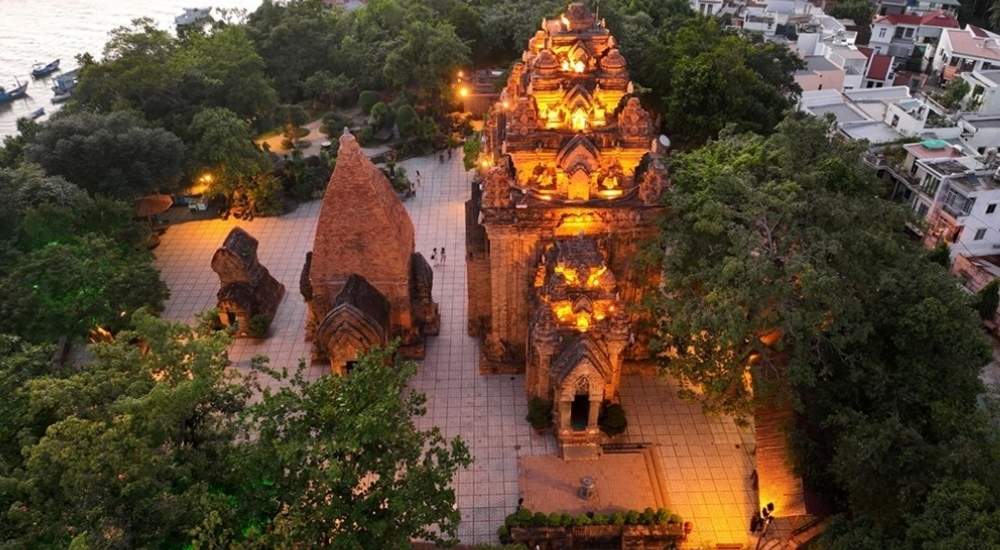 Tháp Bà Ponagar - Di tích Chăm Pa ngàn năm tuổi