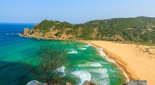 Lạc giữa thiên đường Bãi Môn: Nơi dải cát vàng uốn lượn bên bờ biển ngọc bích, phía xa là ngọn hải đăng Đại Lãnh sừng sững giữa đất trời Phú Yên hùng vĩ.