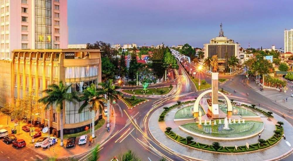 Toàn cảnh Ngã Sáu Buôn Ma Thuột lung linh về đêm – Trung tâm văn hóa, kinh tế sầm uất của thủ phủ cà phê với biểu tượng Tượng đài Chiến thắng kiêu hãnh.