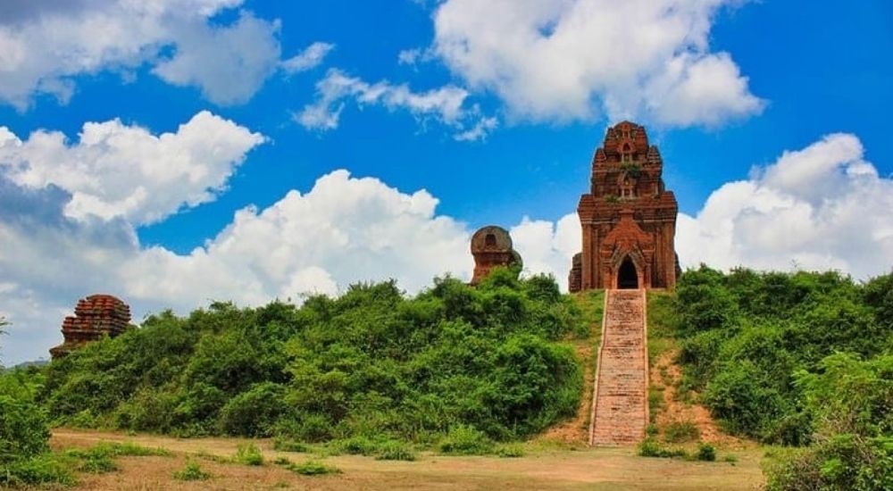 Chiêm ngưỡng vẻ đẹp cổ kính của Tháp Yang Prong – Di sản văn hóa đặc sắc giữa lòng vùng đất biên giới Ea Súp.